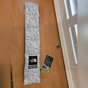 Supreme & The North Face "Paper Print 700"-Fill Down Scarf